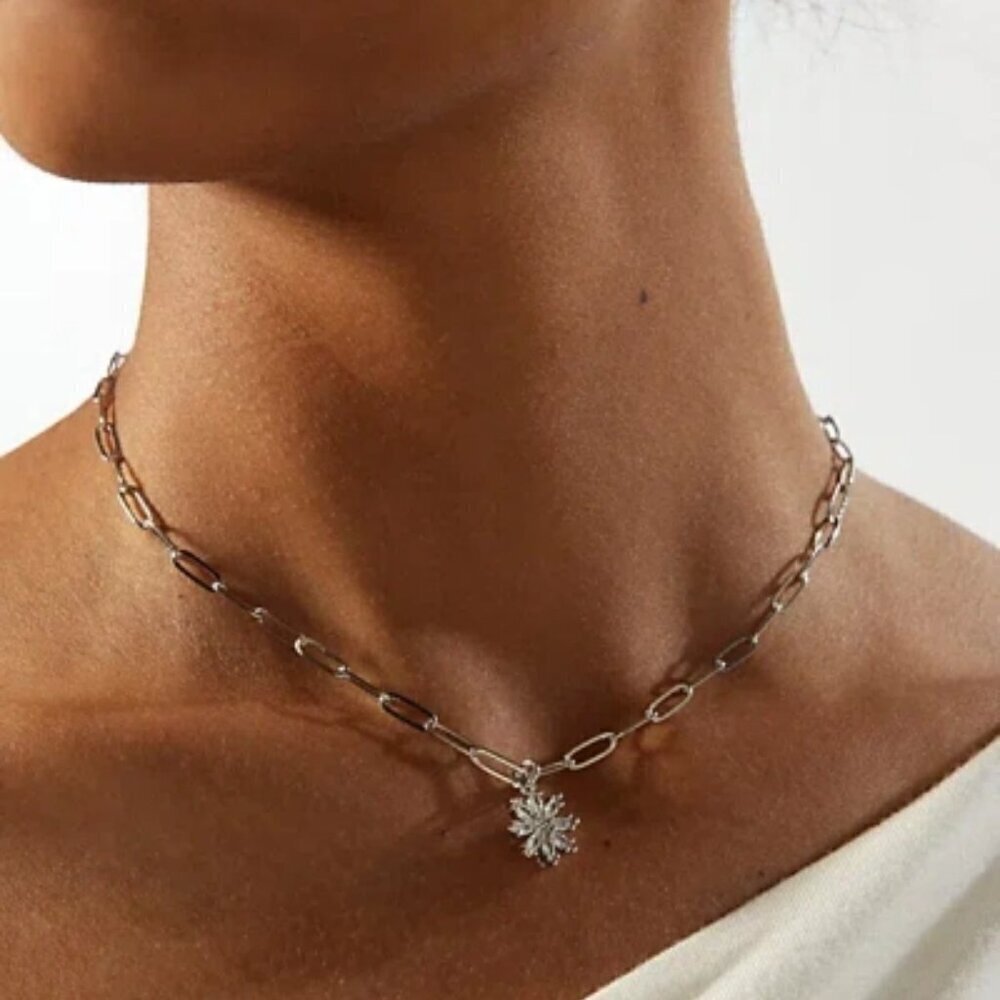 NWT Urban Outfitters Rhinestone Flower Paperclip Necklace - Picture 5 of 5